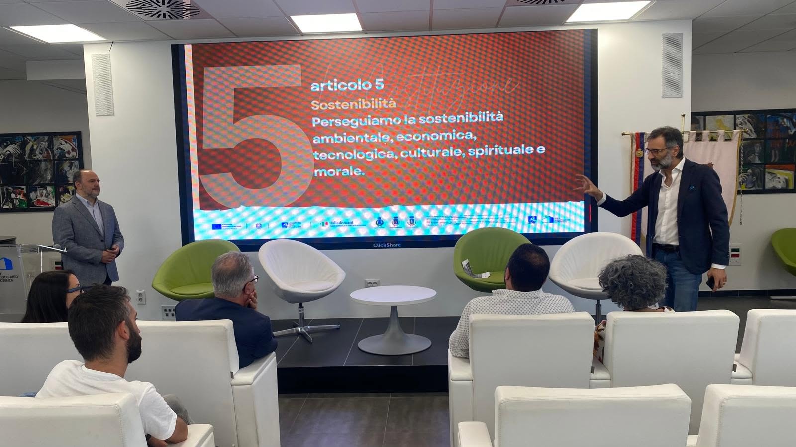 A moment from the presentation: on screen, article 5 of the Constitution, dedicated to sustainability